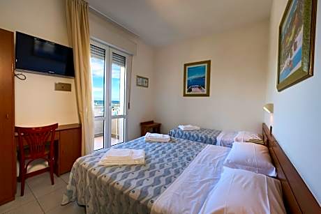 Triple Room with Partial Sea View and Beach Access