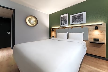 Standard Room - 1 Queen Bed