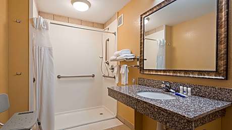 Accessible - 2 Queen Mobility Accessible Roll In Shower Non-Smoking Full Breakfast
