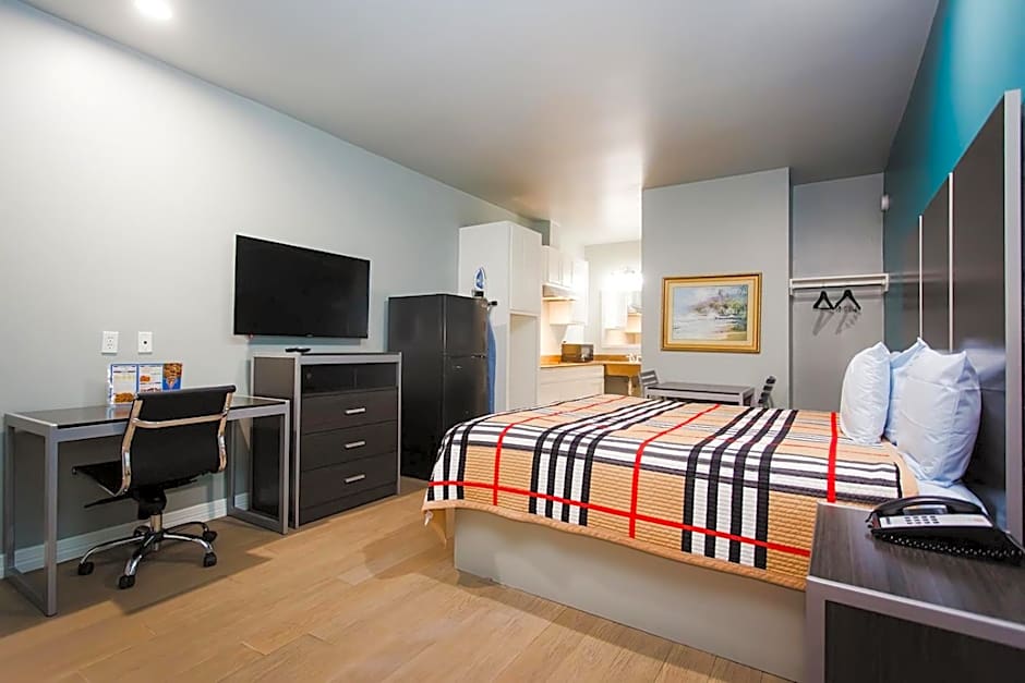 Econo Lodge Inn & Suites