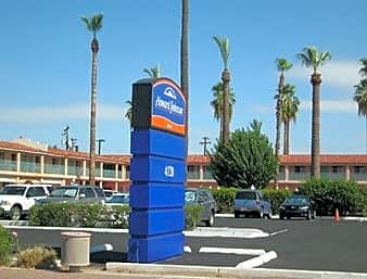 Howard Johnson Airport Downtown