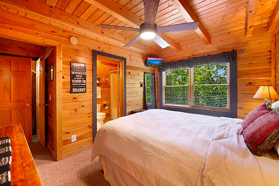 Ryes and Shine Bootlegger's Cabin! Hot Tub* Pool* Arcade* Billiards *EV * Pet Friendly