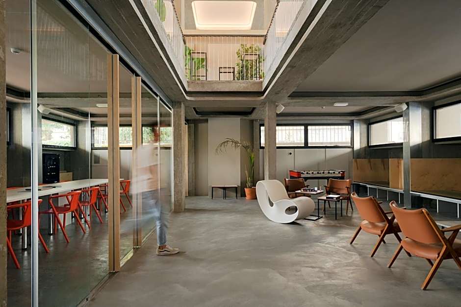 'RE-Dama Hostel