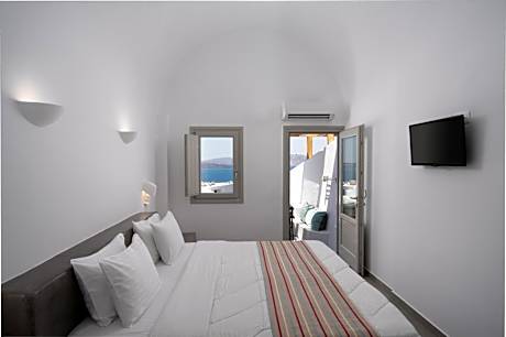 Deluxe Room with Plunge Pool and Caldera View