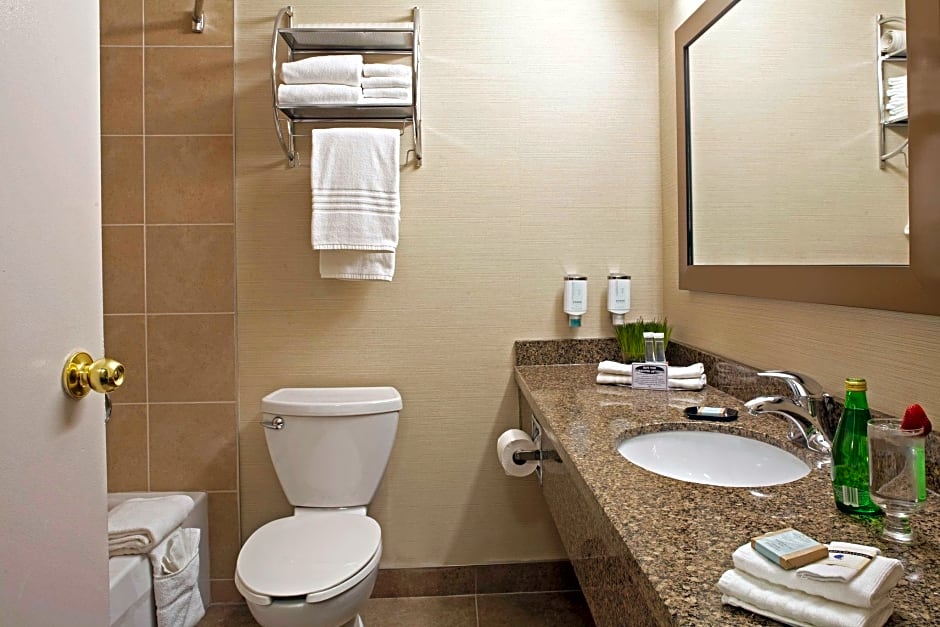 Travelodge by Wyndham Oshawa Whitby