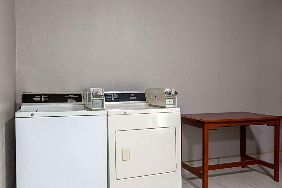 Super 8 by Wyndham Ottawa