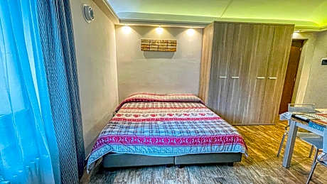 Family Studio (4 Adults)