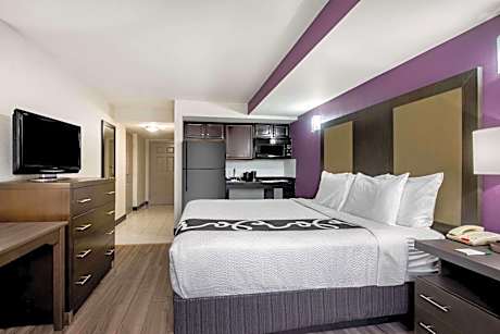 Deluxe King Room - Mobility Access/Non-Smoking