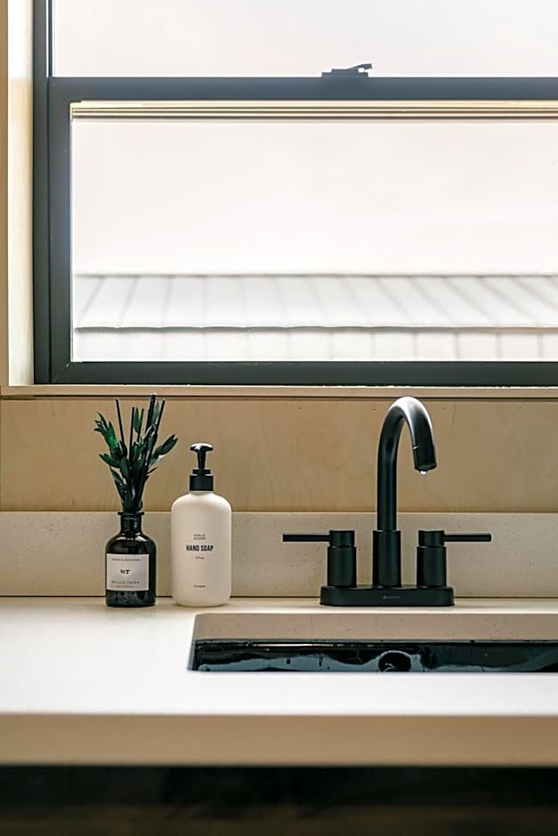 Yellowstone Peaks Hotel