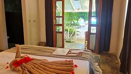 Deluxe Double Room with Side Sea View