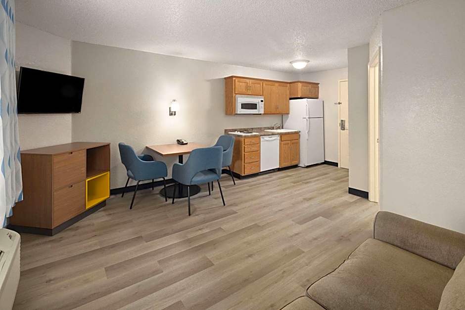 Days Inn & Suites by Wyndham Green Bay WI.