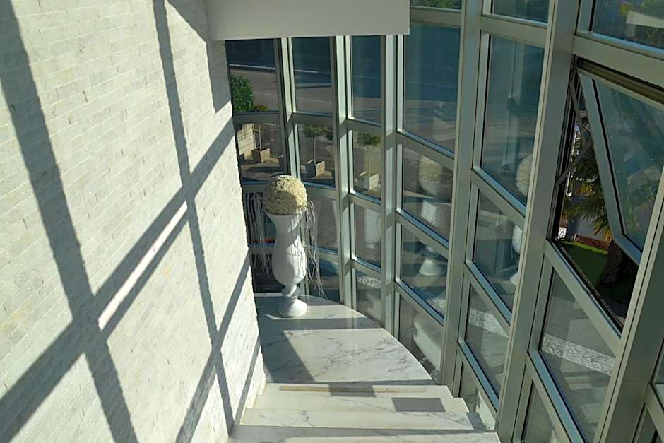 Hotel In - Lounge Room