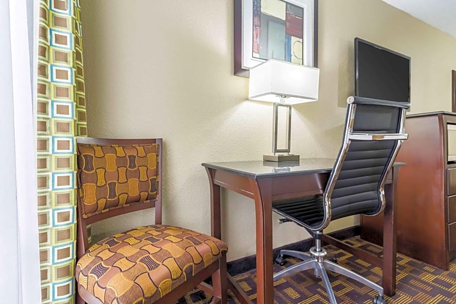 Quality Inn & Suites Arden Hills