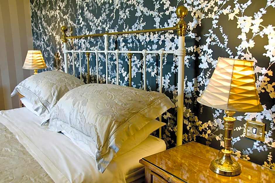 Albright Hussey Manor