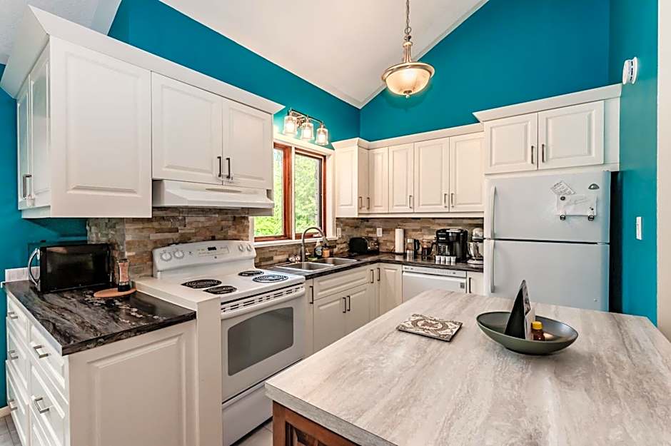 New In Sauble W Sauna & Hot Tub