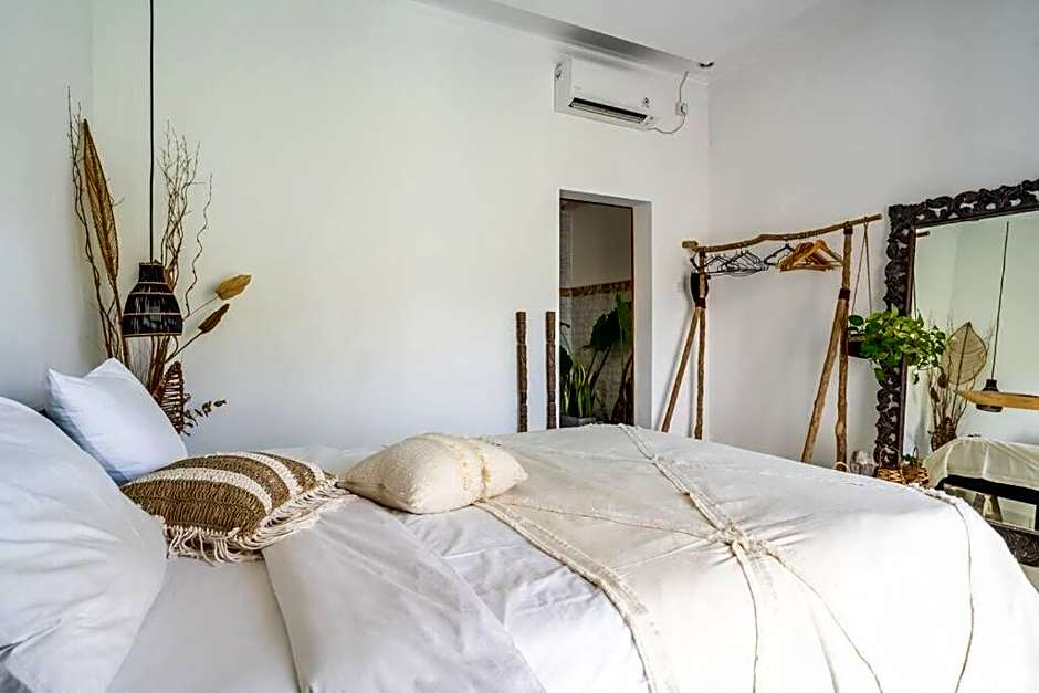 Charming 3 BR villa close Berawa beach