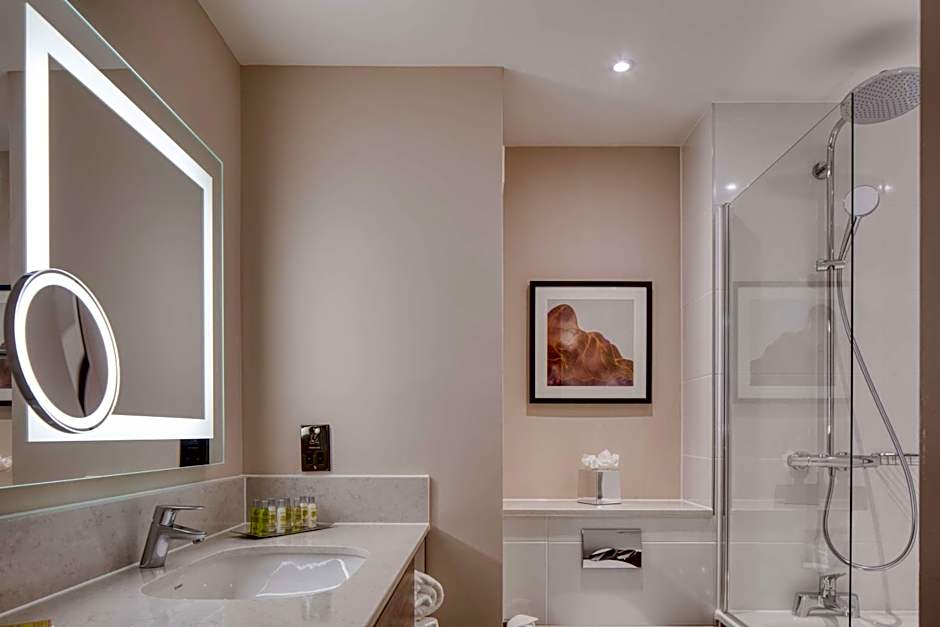 DoubleTree by Hilton Dartford Bridge