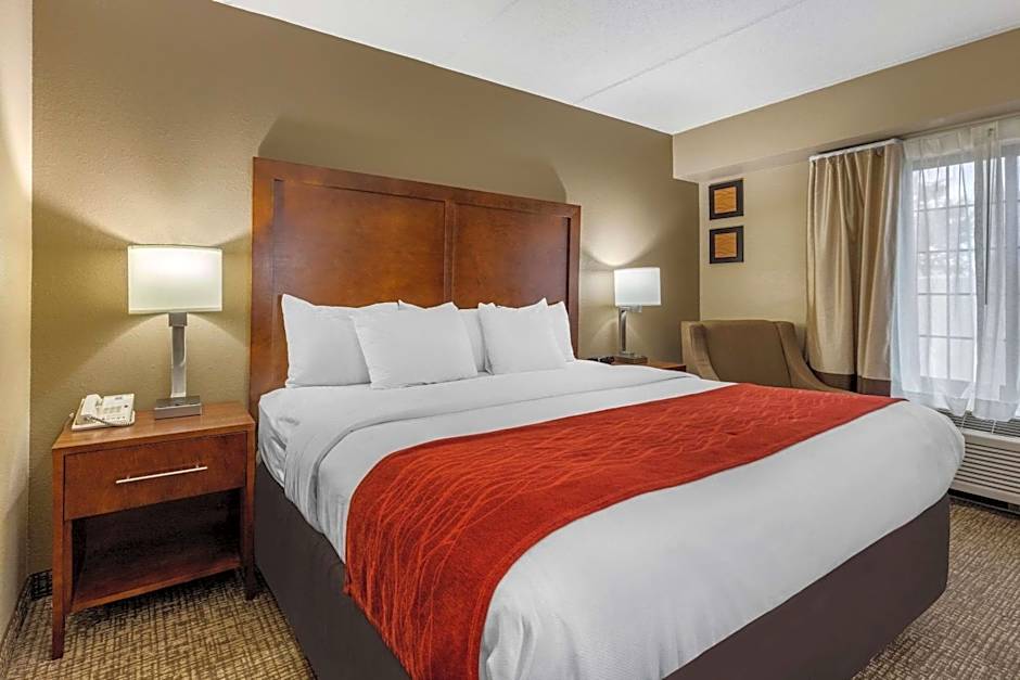 Comfort Inn & Suites Hamilton Place