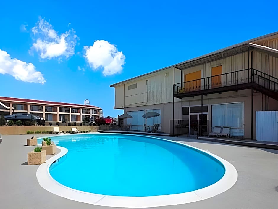 R Nite Star Inn and Suites -Home of the Cowboys & Rangers