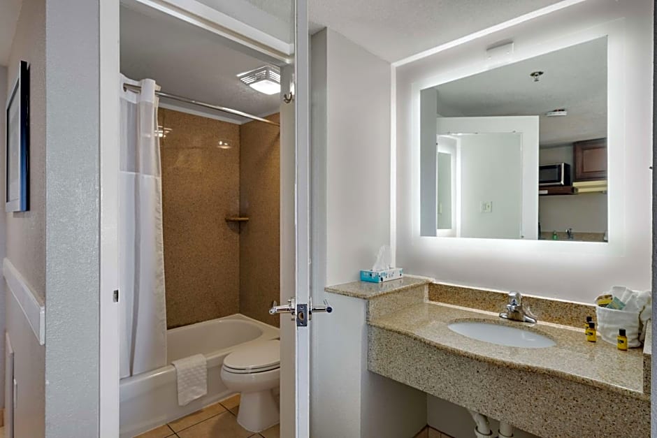 Best Western Plus Holiday Sands Inn & Suites