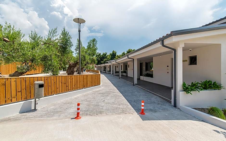 Lagomandra Luxury Suites with Private Pools