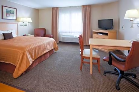 1 Queen 1 Bedroom Suite Mobil Access Tub