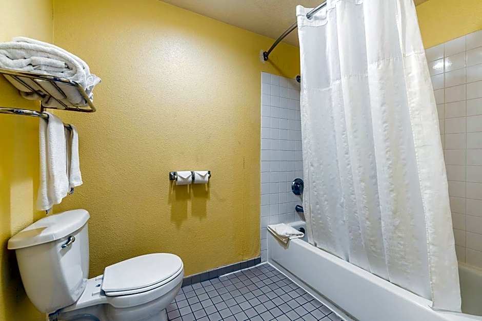 Days Inn by Wyndham Federal Way