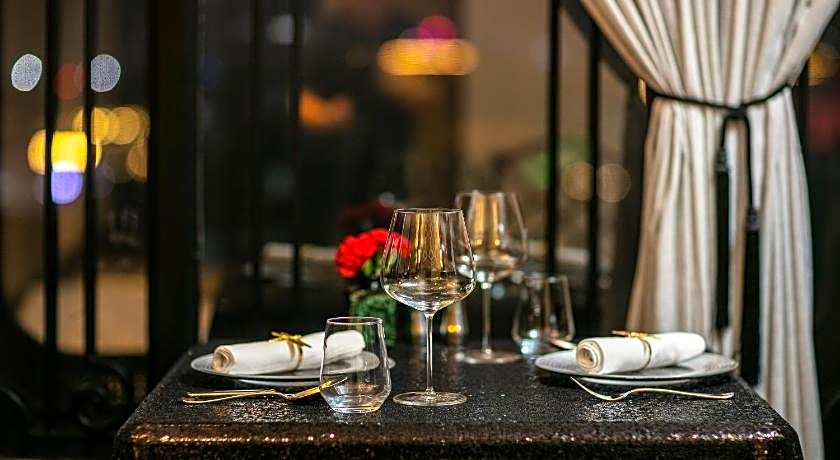 La Mejor Hotel & Sky Bar