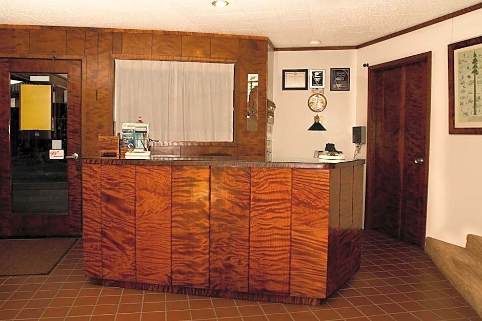 Curly Redwood Lodge