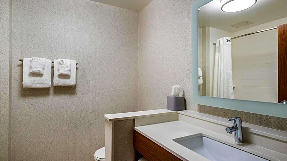 Holiday Inn Express & Suites Racine By IHG
