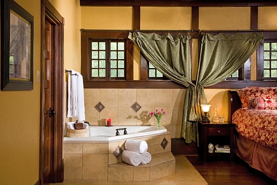 Hilltop Manor Bed And Breakfast