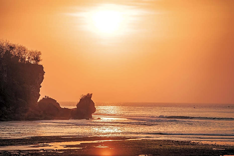 The Rocks - 6BR Beachfront Villa, Surf-in Location