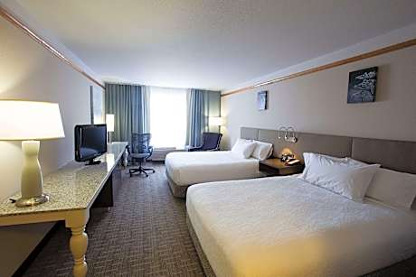 2 QUEEN BEDS COMP WIFI- HDTV WITH HIDEF CHANNELS REFRIGERATOR-MICROWAVE- POD COFFEE BRWR