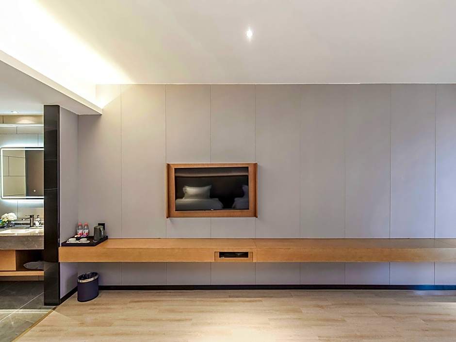 Boman Hotel Maoming High-speed ​​Railway Station South Aiqinghai Shopping Park