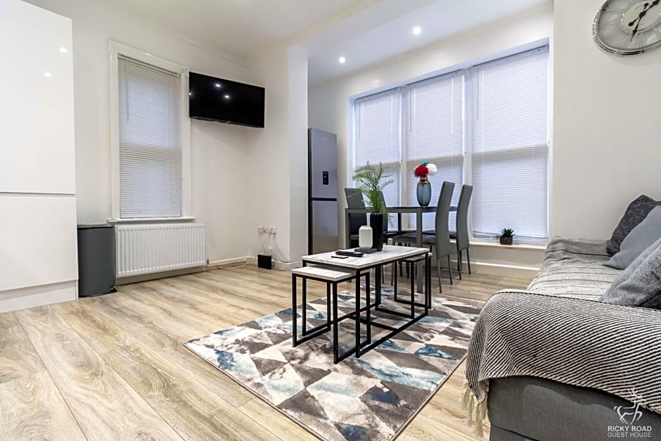 Ricky Road Guest House - Premium