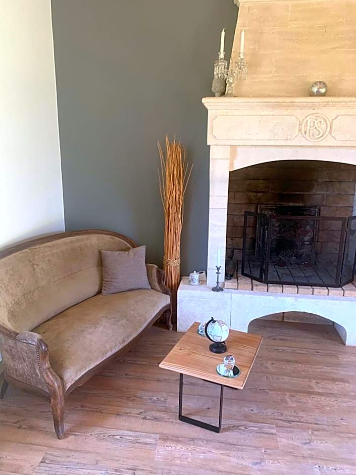 Le Patio, chambres d hôtes pour adultes en Camargue, possibilité de naturisme à la piscine,