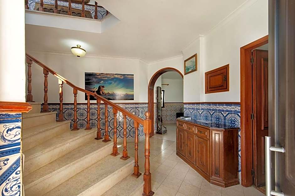 Residential cul-de-sac walking distance to centre, private pool, free AC wifi