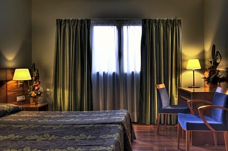 TRIPLE ROOM (3 ADIULTS)