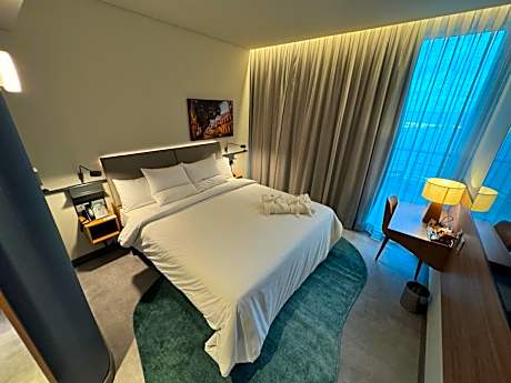 Executive Queen Apartment with Balcony and Sea View