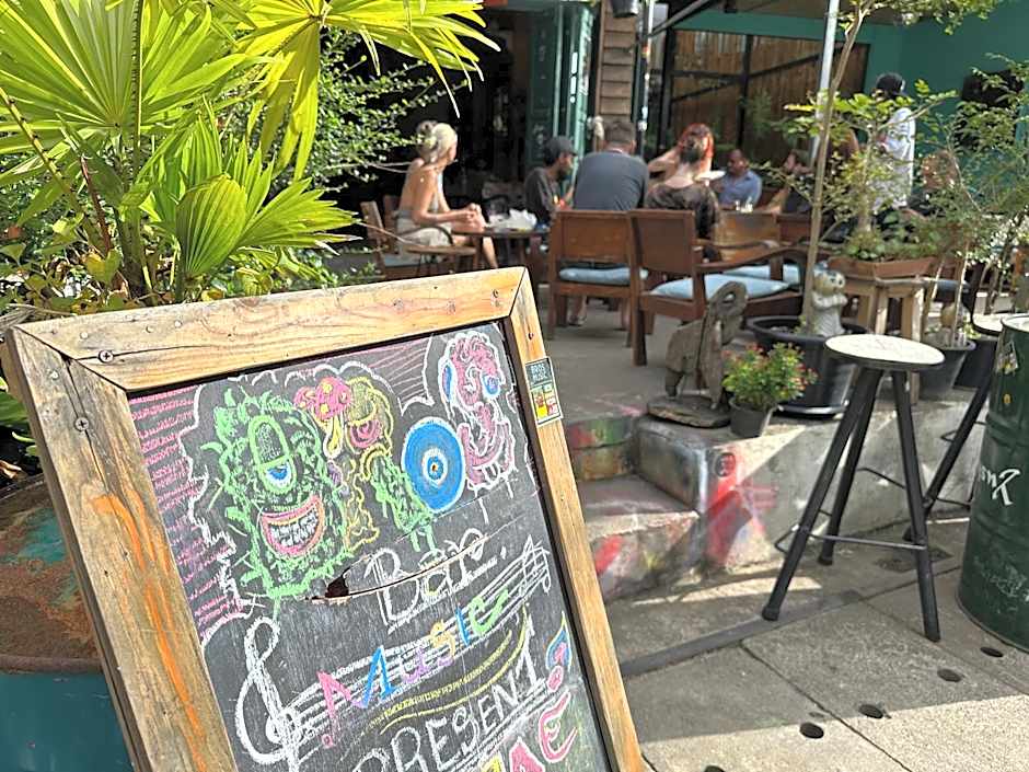 Hostel and Music Bar Bros