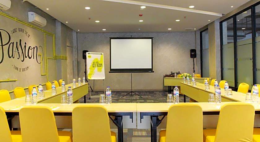 Yello Hotel Jemursari