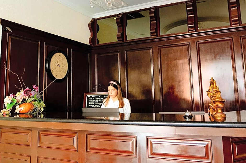 Hotel Plaza Colonial