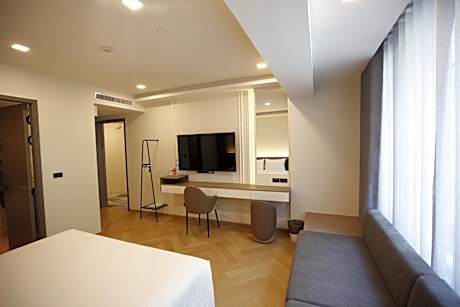 Deluxe King - Non-Smoking