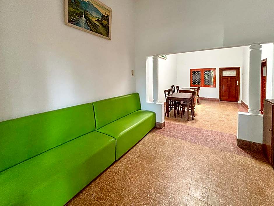 Tini's Guest House Malang Mitra RedDoorz