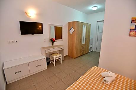 Triple Room with Garden View