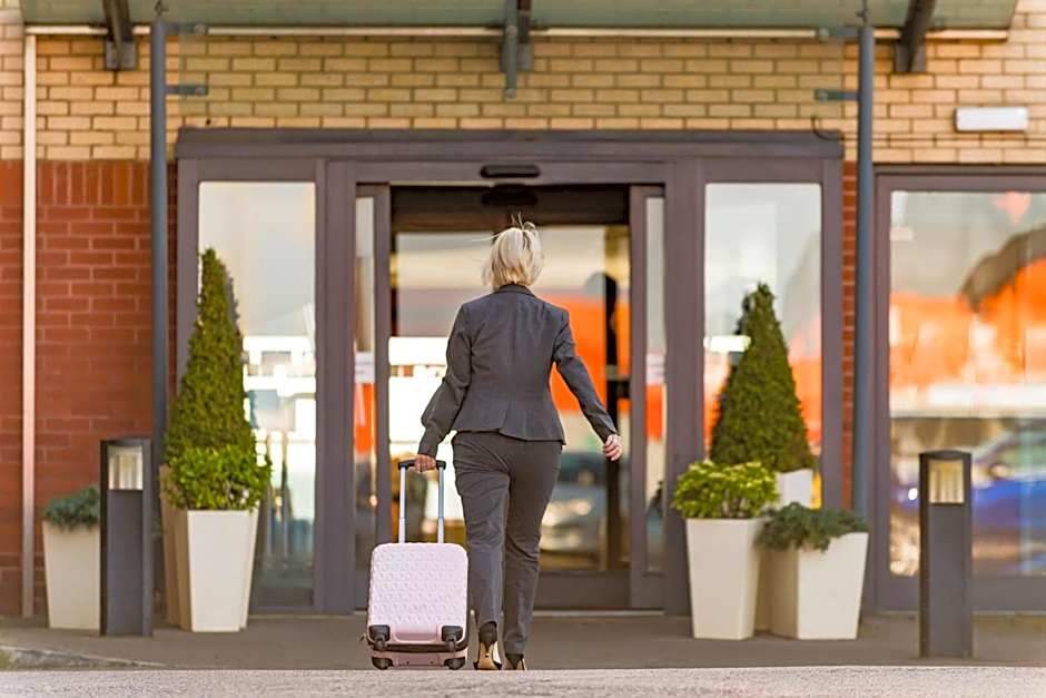 Holiday Inn Express London Luton Airport By IHG