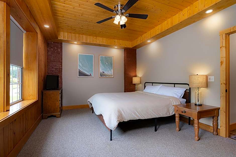 The NuWray Hotel & Carriage House