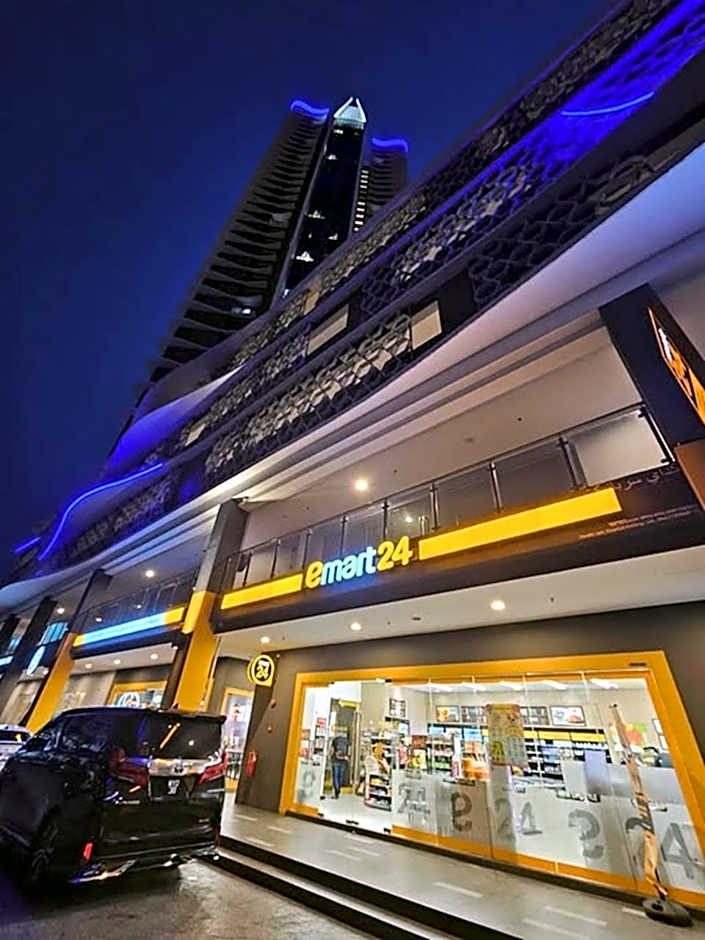 Zulanie Suite Troika Residence, SPACIOUS AND COZY WITH POOL, Free Wifi & Netflix in Golden Triangle of Kota Bharu