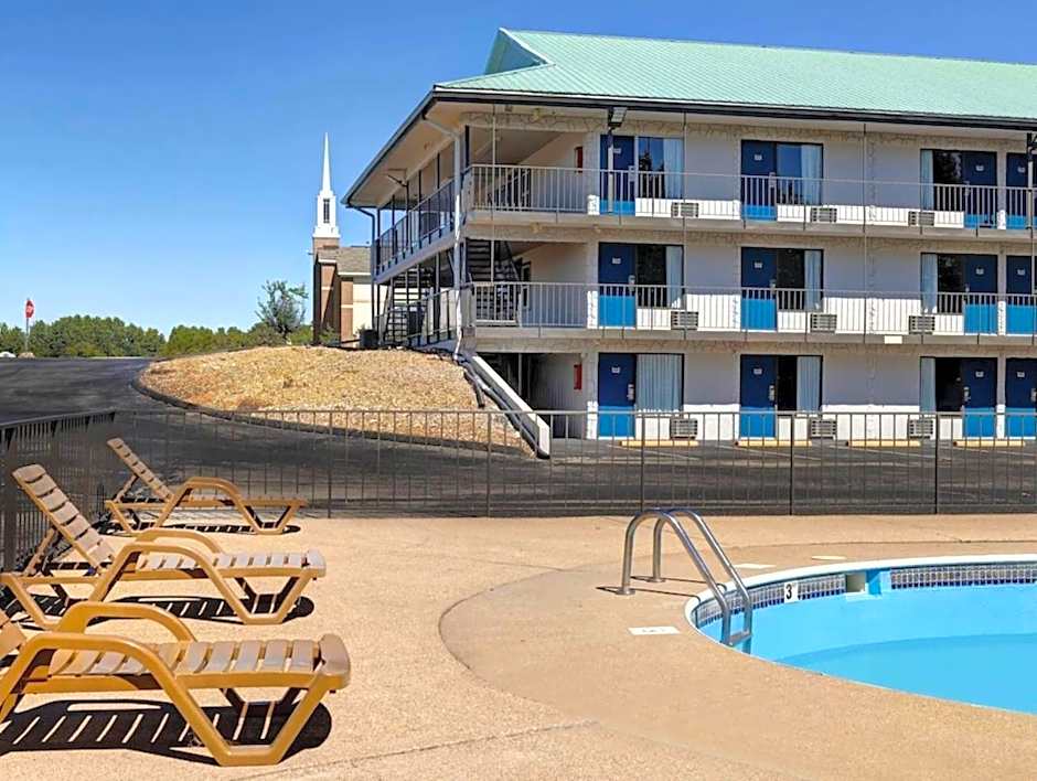 Crestview Inn