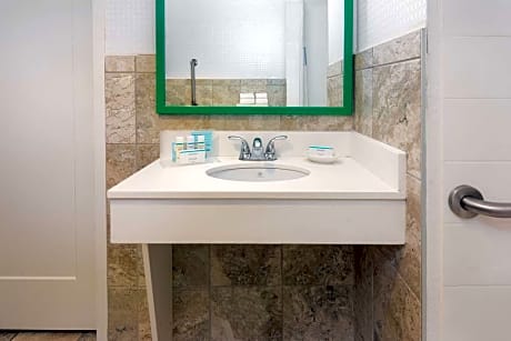 1 King Mobility Access With Tub Nonsmoking